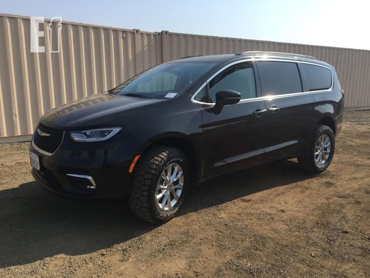 2022-chrysler-pacifica-image-1