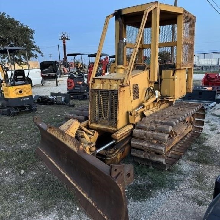 Kumatsu D20P, 2852 hours, runs & drives, Blade is