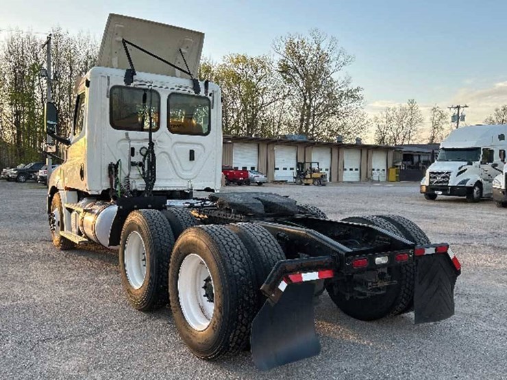 2019-freightliner-cascadia-126-image-2