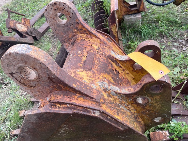#1138-•-4-tooth-backhoe-bucket-image-14