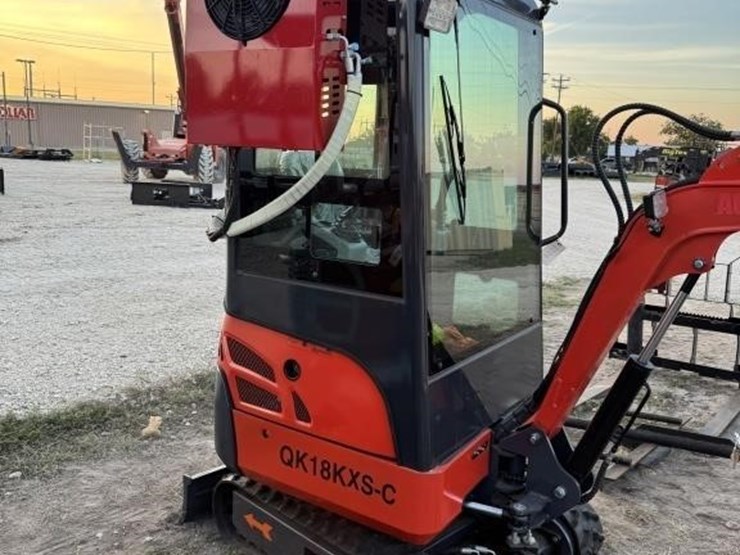 agt,-qk18kxs-c-mini-excavators-with-kubota-diesel-image-6