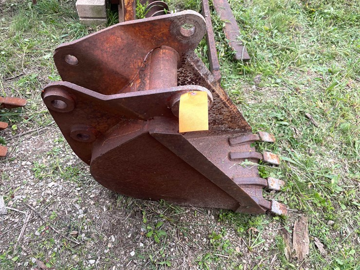 #1134-•-4-tooth-backhoe-bucket-image-4