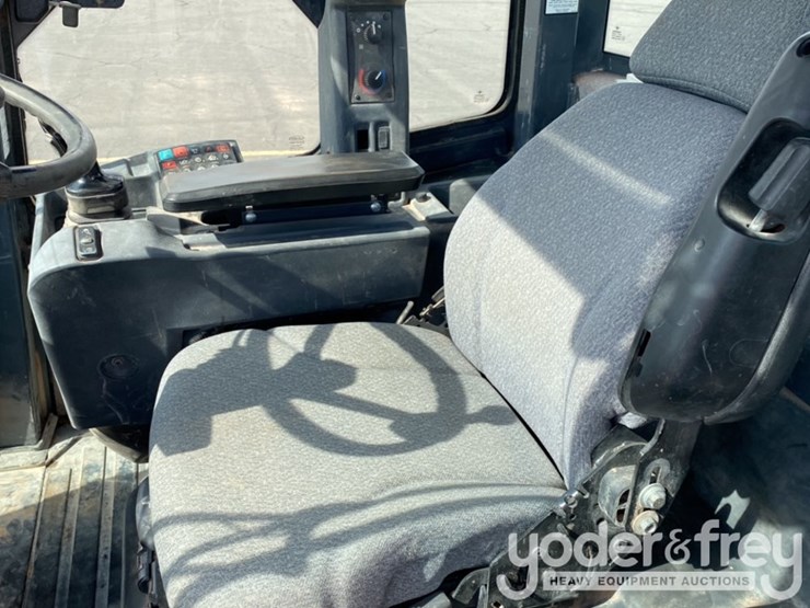 2018-deere-624k-image-27
