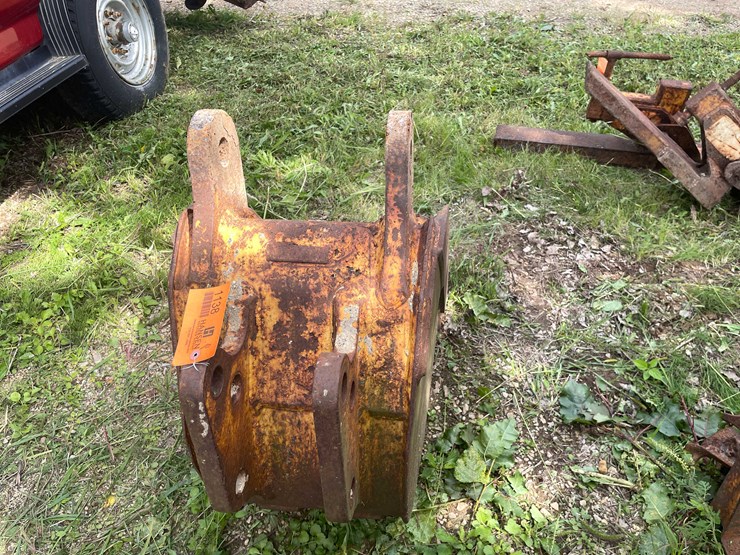 #1138-•-4-tooth-backhoe-bucket-image-6