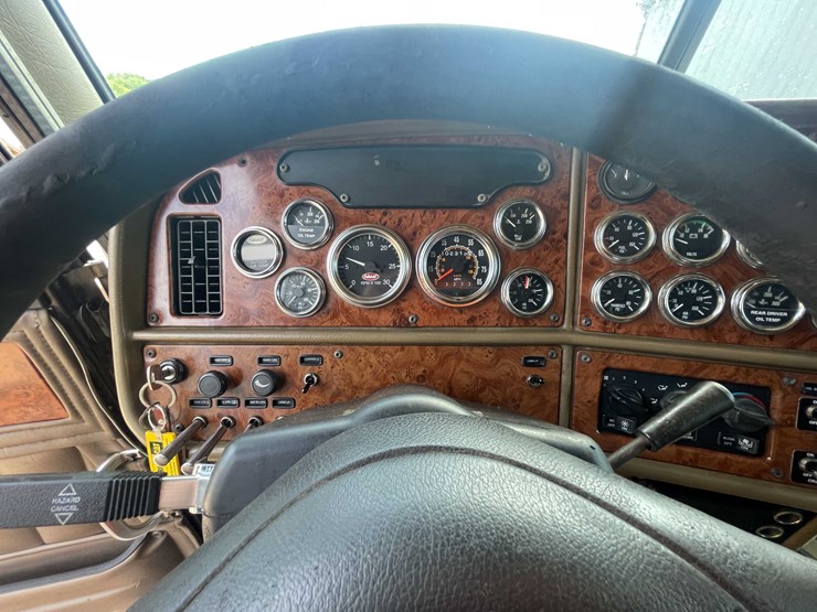 2004-peterbilt-379-image-57