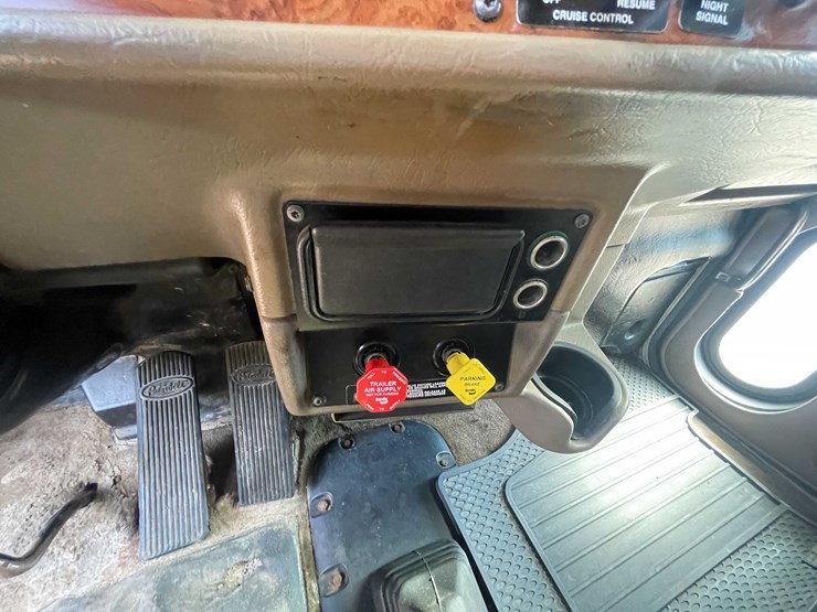 2004-peterbilt-379-image-56