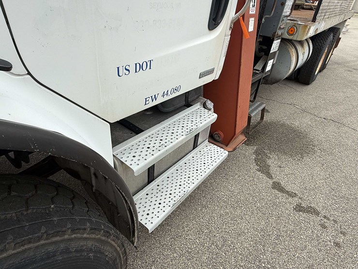 #2500-•-2005-freightliner-boom-truck-(has-wi-title)-(seymour,-wi)-image-16