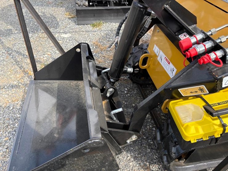 agt-mx-crt23-compact-track-loader-image-5