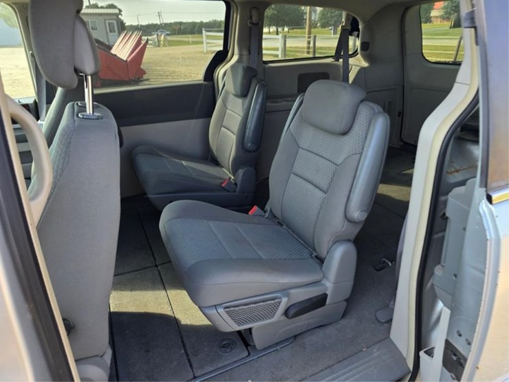 2010-chrysler-town-&-country-image-9