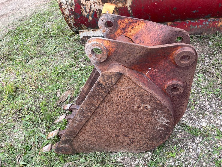 #1134-•-4-tooth-backhoe-bucket-image-8