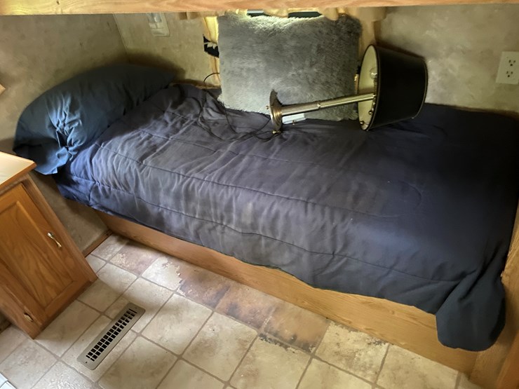 #3302-•-2004-k2-incorporated-sportsman-3803-camper-has-wi-title-(three-lakes,-wi)-image-25