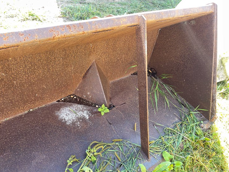 #1148-•-front-loader-bucket-attachment-image-10