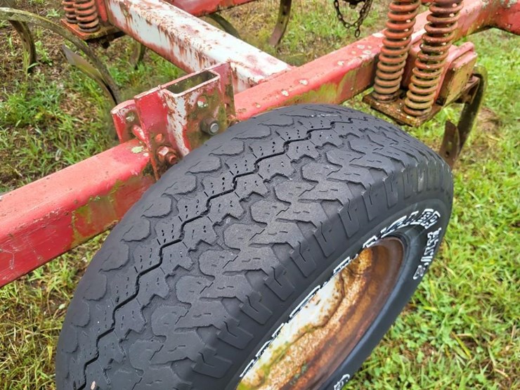 white-12-shank-chisel-plow-image-14