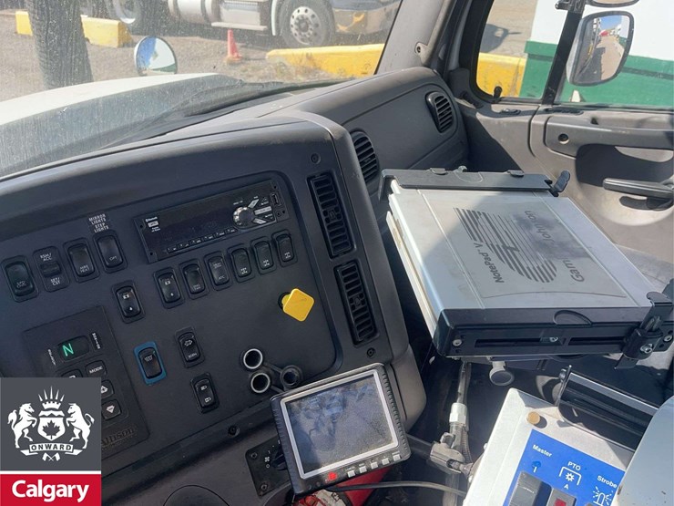 2018-freightliner-114sd-image-17