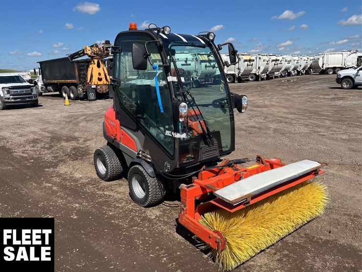 2020-husqvarna-p525d-sweeper-image-15