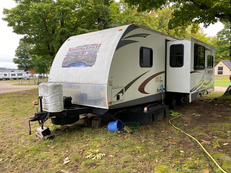 #3300-•-2012-north-trail-caliber-26lrss-camper-(has-mi-title)-(three-lakes,-wi)-image-2