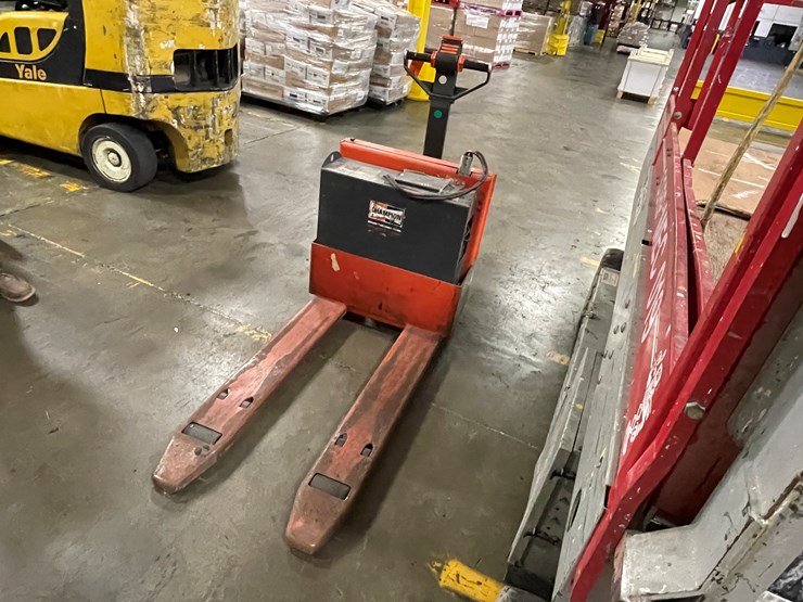 #7160-•-toyota-electric-pallet-jack-image-8