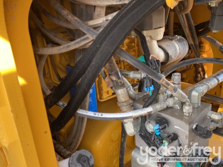 2018-deere-624k-image-15