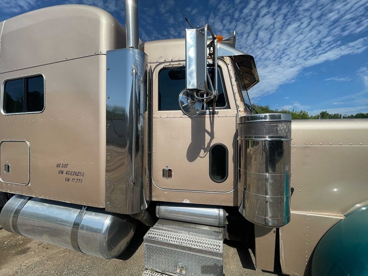 2004-peterbilt-379-image-10