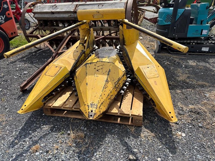 new-holland-824-image-2