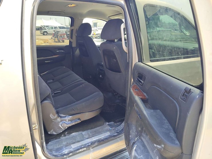 2007-chevrolet-suburban-image-15