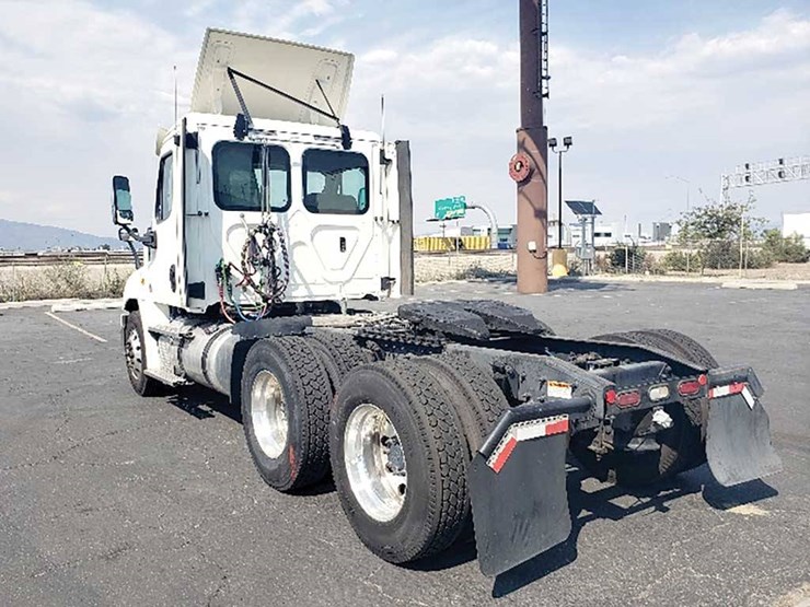 2018-freightliner-cascadia-125-image-2