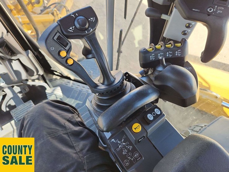2020-caterpillar-150-awd-image-17