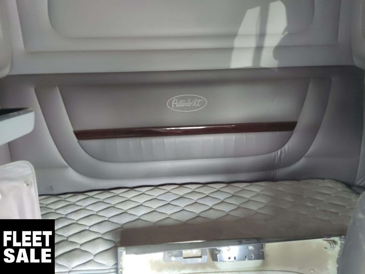 2015-peterbilt-388-image-11