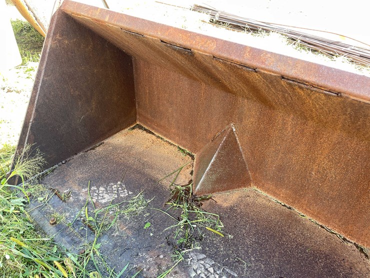 #1149-•-front-loader-bucket-attachment-image-9