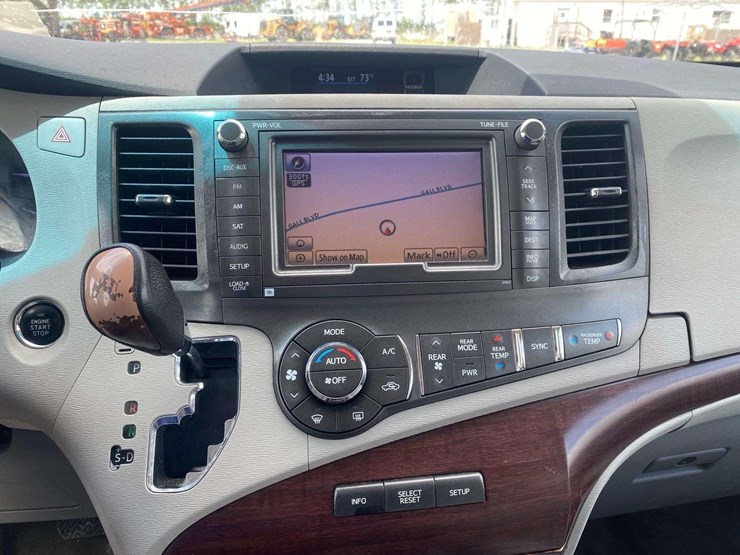 2011-toyota-sienna-image-18