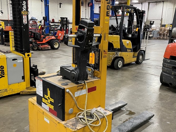 #8011-•-big-joe-electric-walk-behind-forklift-image-3