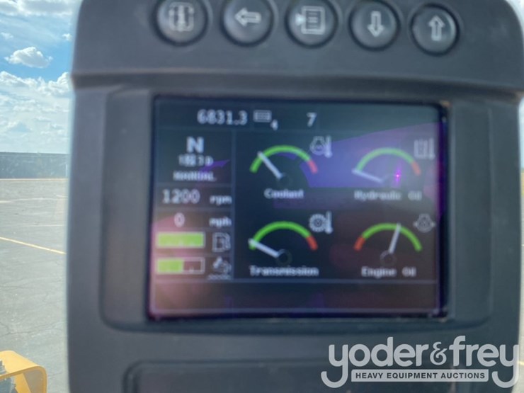 2018-deere-624k-image-30