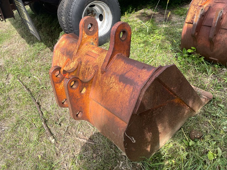 #1140-•-7-tooth-excavator-bucket-with-flat-bucket-piece-image-5