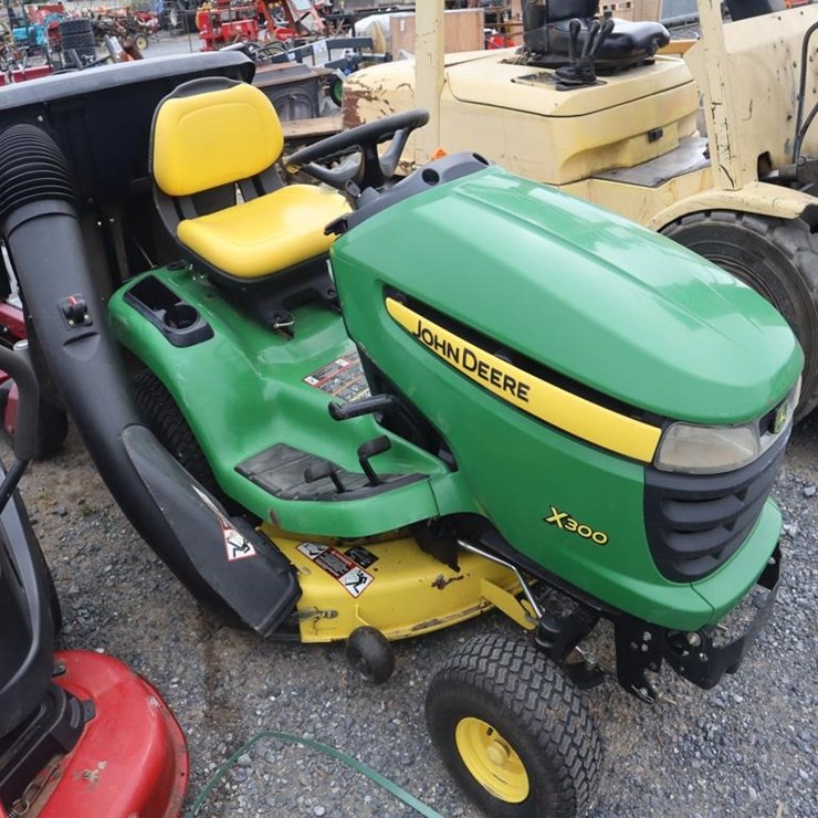 JOHN DEERE X300
