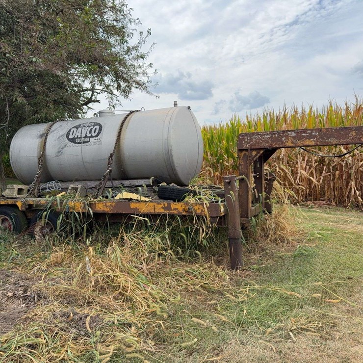Gooseneck Trailer With Tank