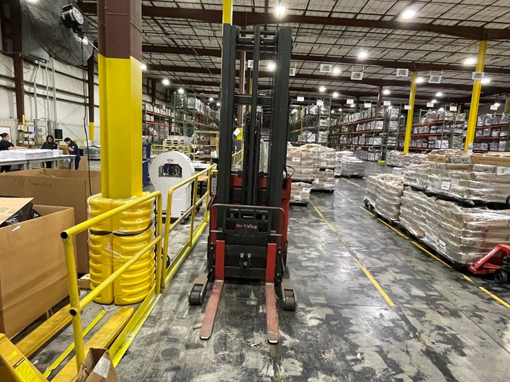 #7154-•-raymond-electric-forklift-image-2