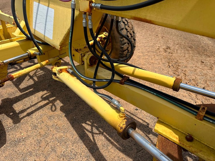 1982-deere-570b-image-12