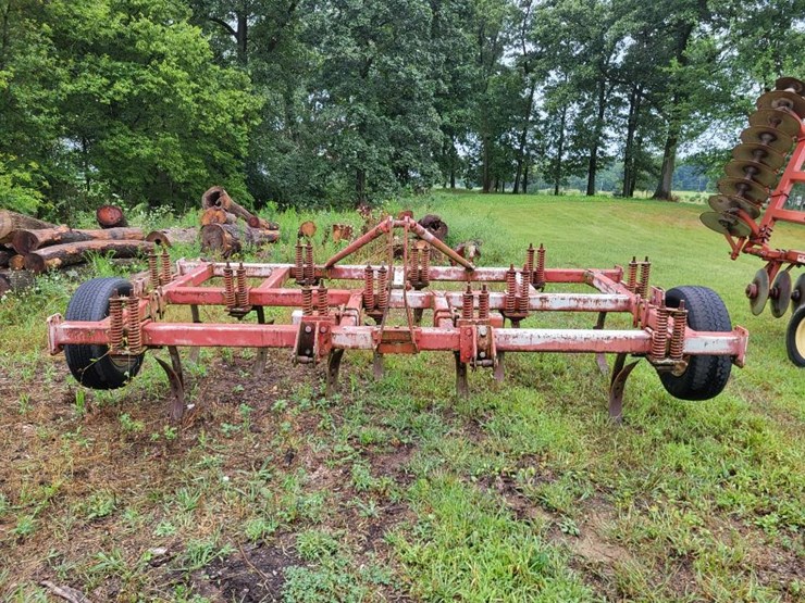 white-12-shank-chisel-plow-image-8
