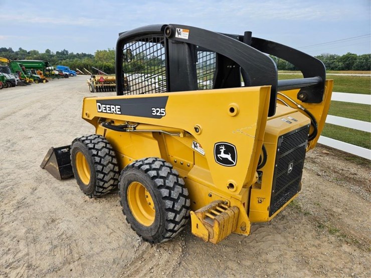 john-deere-325-image-3