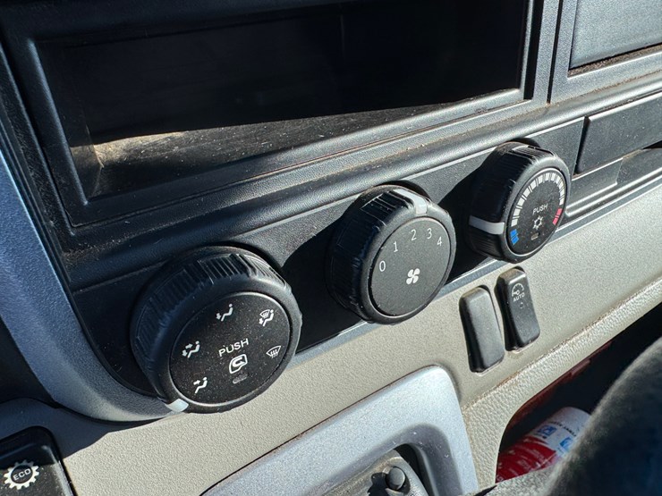 #3240-•-2020-mitsubishi-fuso-canter-truck-(has-wi-title)-(waukesha,-wi)-image-35