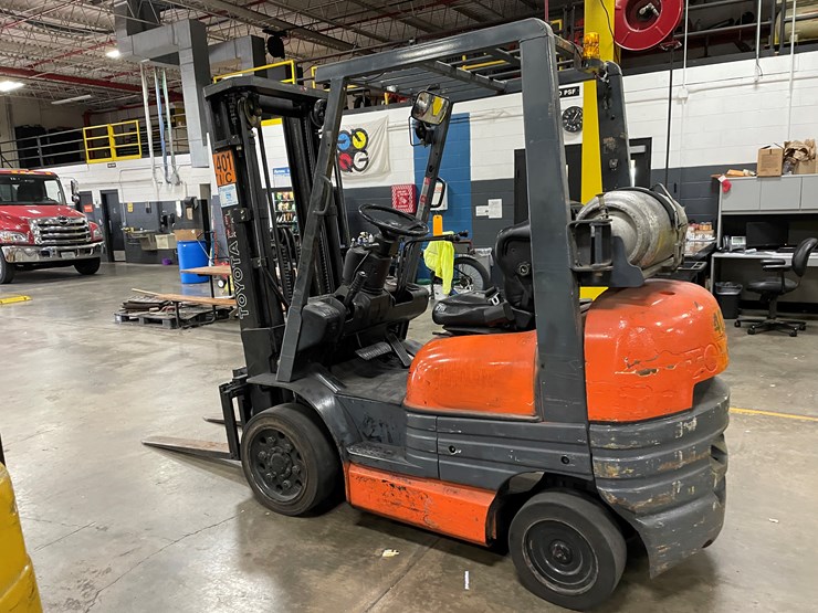 #8016-•-toyota-lp-powered-forklift-image-5