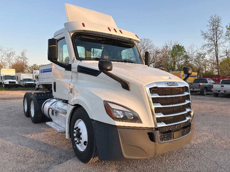 2019-freightliner-cascadia-126-image-1