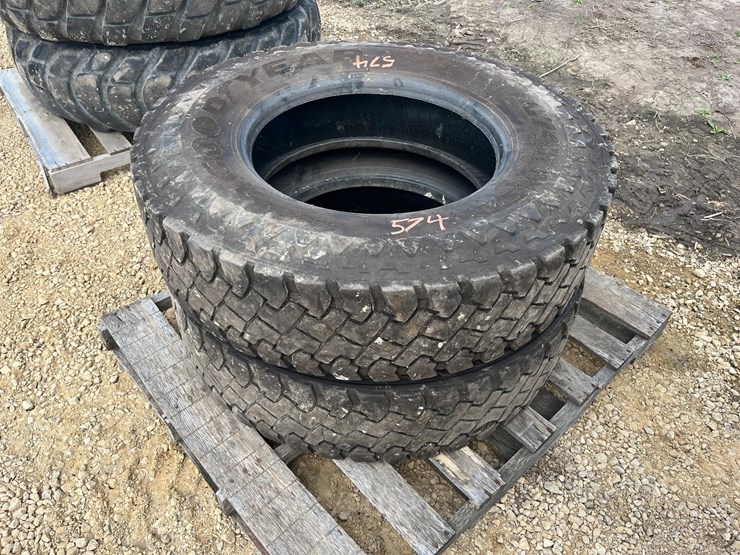 semi-truck-tires-11r22.5-image-1
