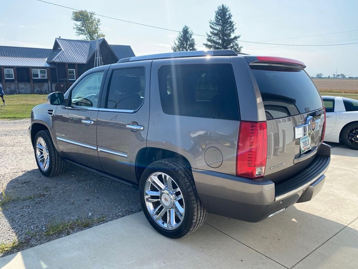 2013-cadillac-escalade-image-6