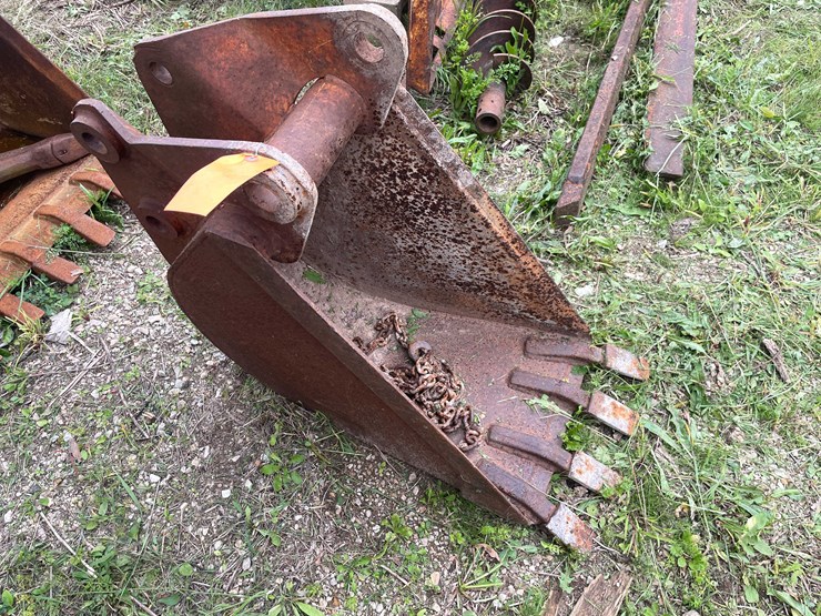 #1134-•-4-tooth-backhoe-bucket-image-1