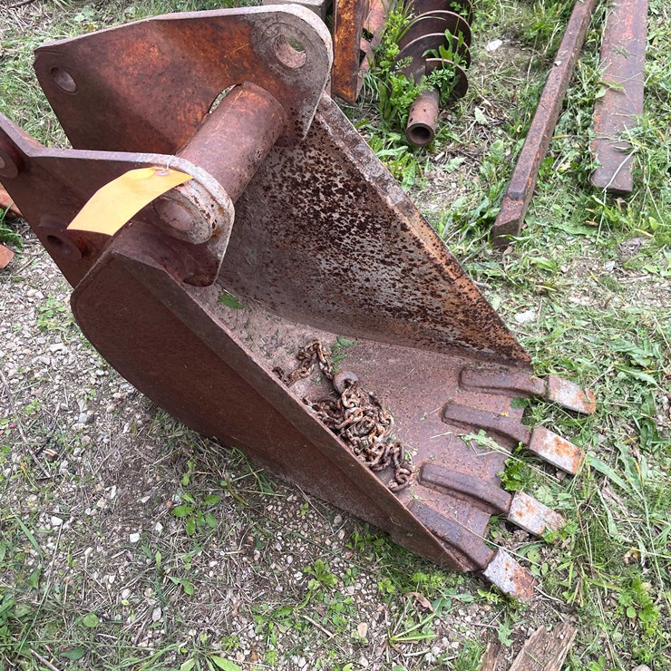 #1134 • 4 Tooth Backhoe Bucket