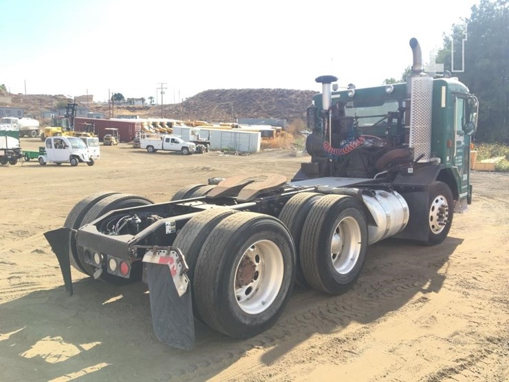 2006-peterbilt-320-image-3