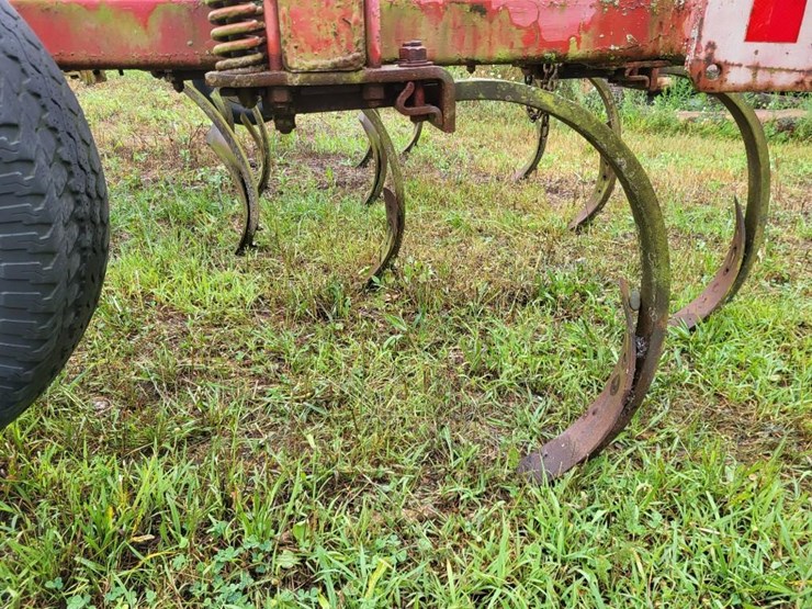 white-12-shank-chisel-plow-image-16