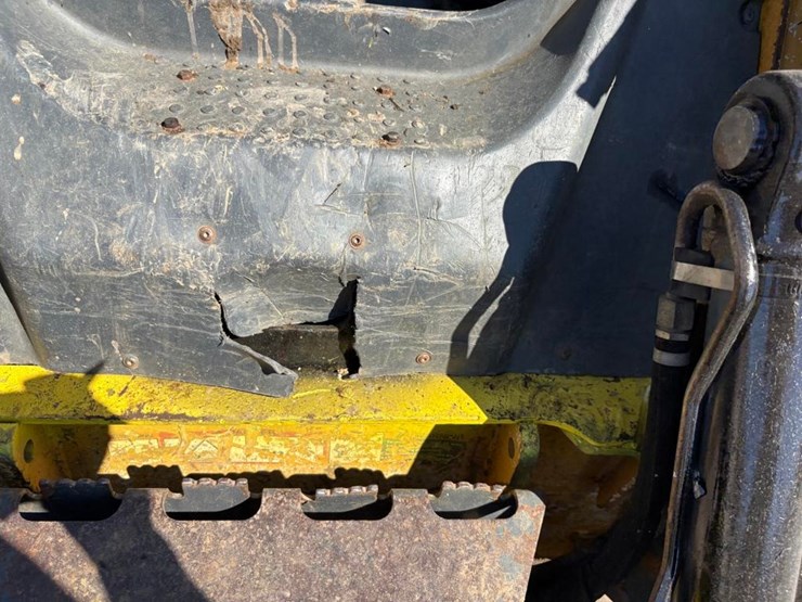 2012-deere-320d-image-12