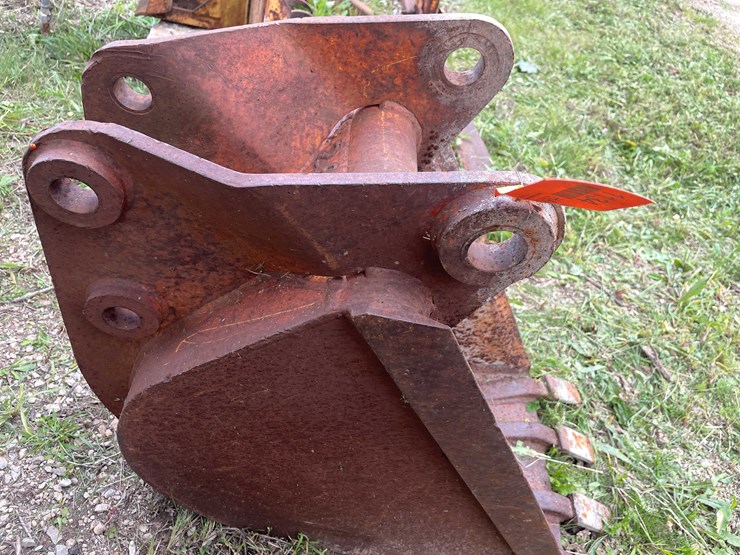 #1134-•-4-tooth-backhoe-bucket-image-13